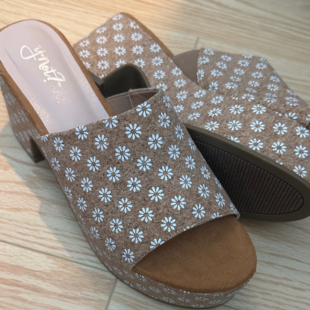 Women's Y-Not Suki Wedges White Daisy Platform Sandals. Never worn.